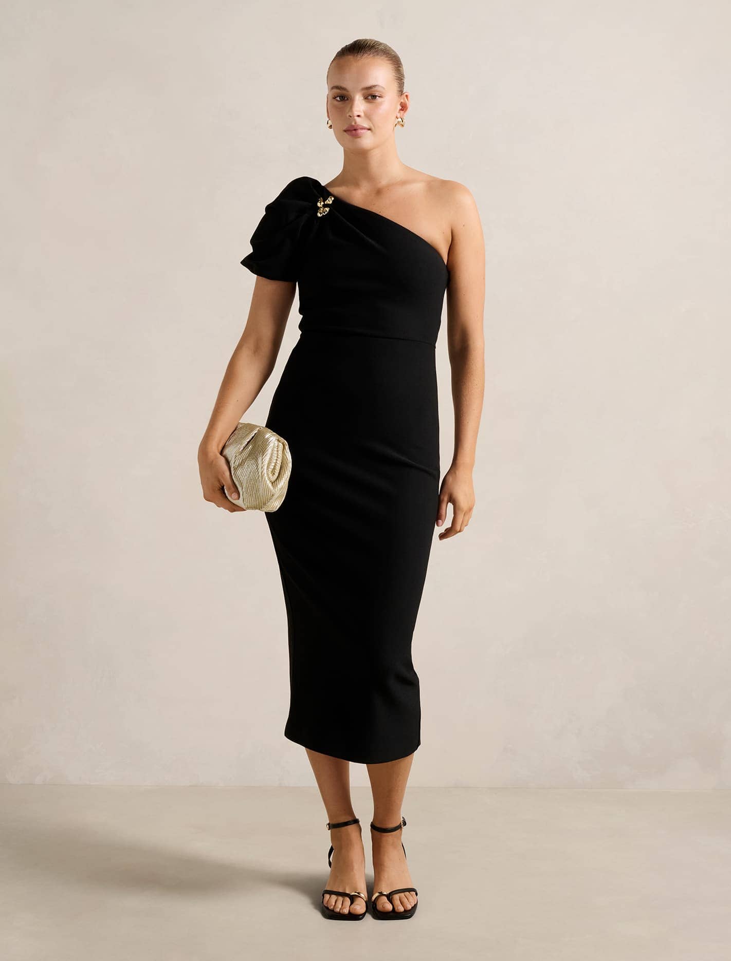 linda asymmetric bodycon dress One Shoulder Puff Sleeve Midi Black The gathered detailing and